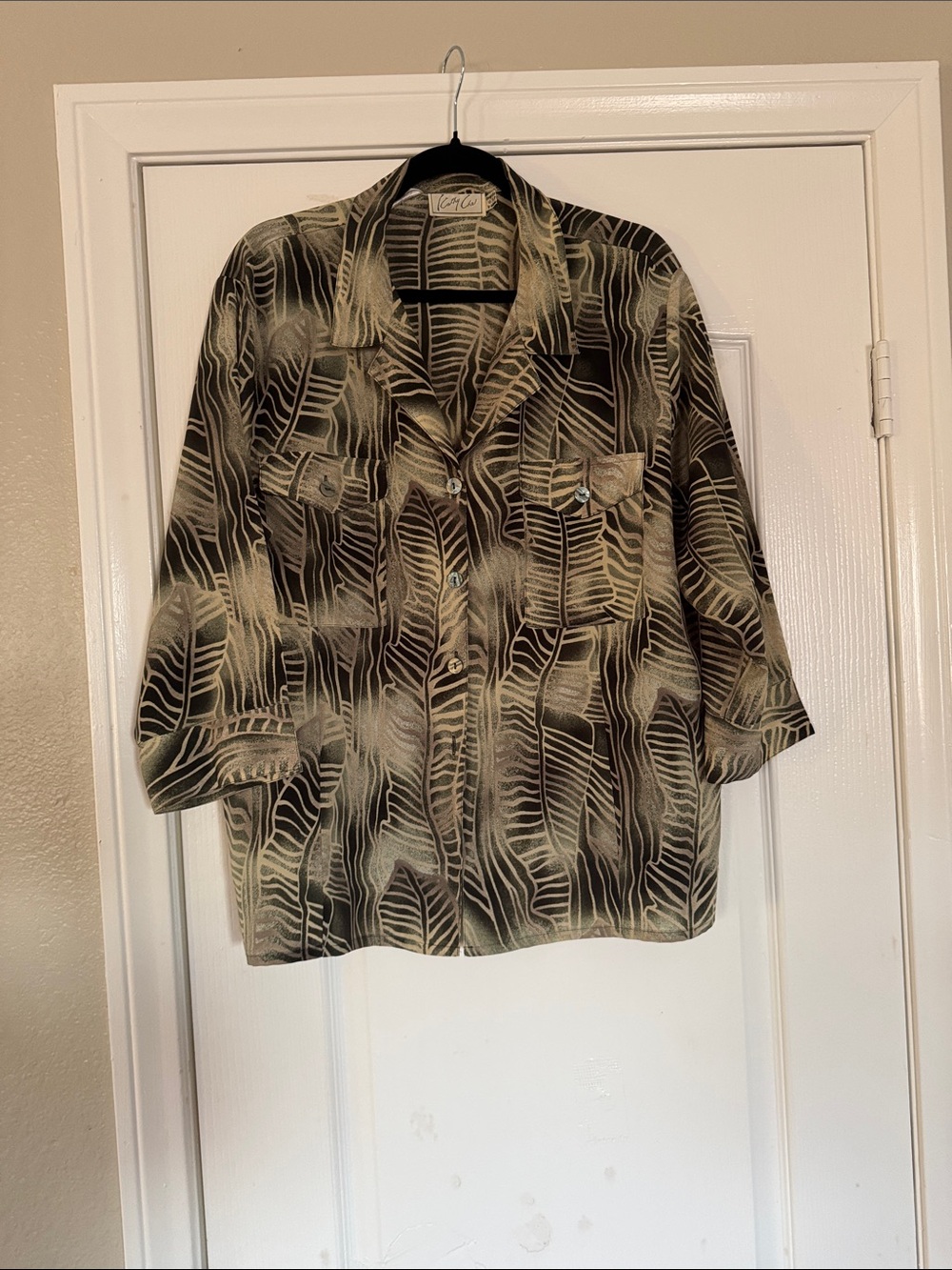 Vigi Olive Leaf Print Button-Front Blouse